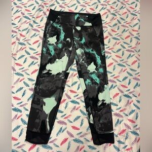 🌸New Balance Black and Mint Patterned 3/4 Leggings